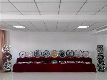 Automotive aluminum wheel